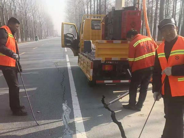 瀝青灌縫膠的施工過程可以分為幾個步驟